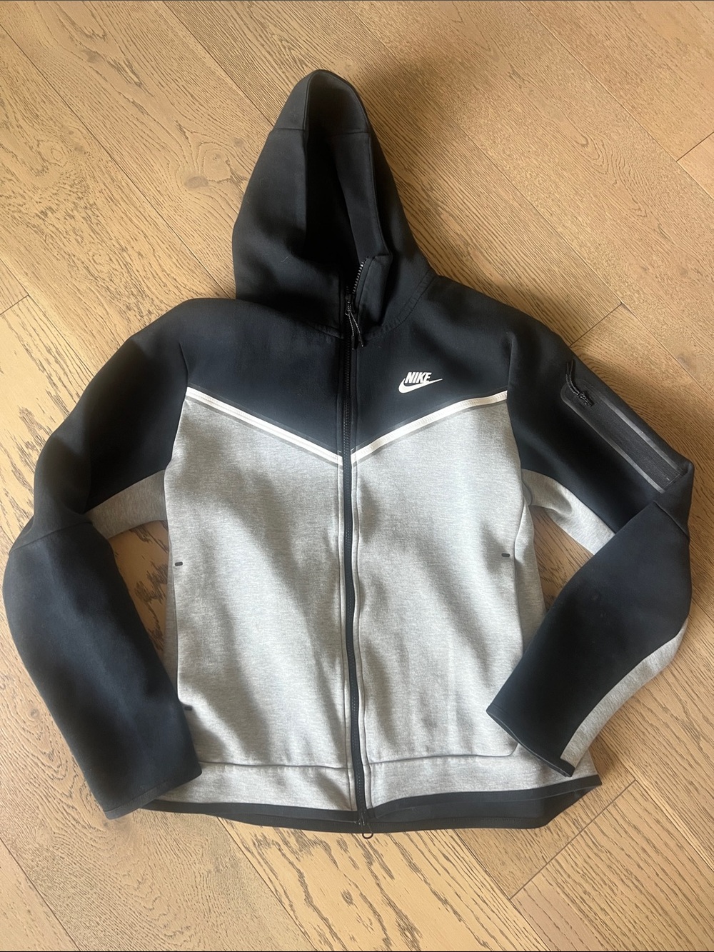 Nike tech fleece zip up hoodie. Men’s medium.